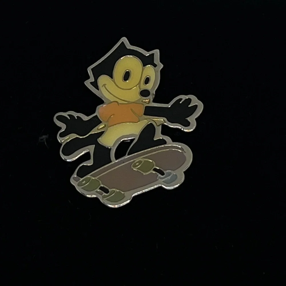 Felix the Cat Applause Cloisinne Enamel Hat Pin Vintage Skateboard Pose 1.25